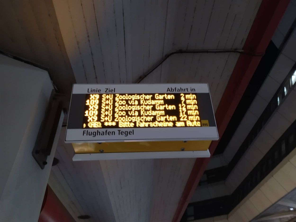 Електронний розклад автобусів в аеропорту Берліна