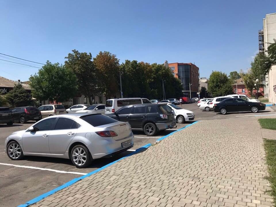 «Паркувальний майданчик» поблизу виконкому Херсонської міської ради