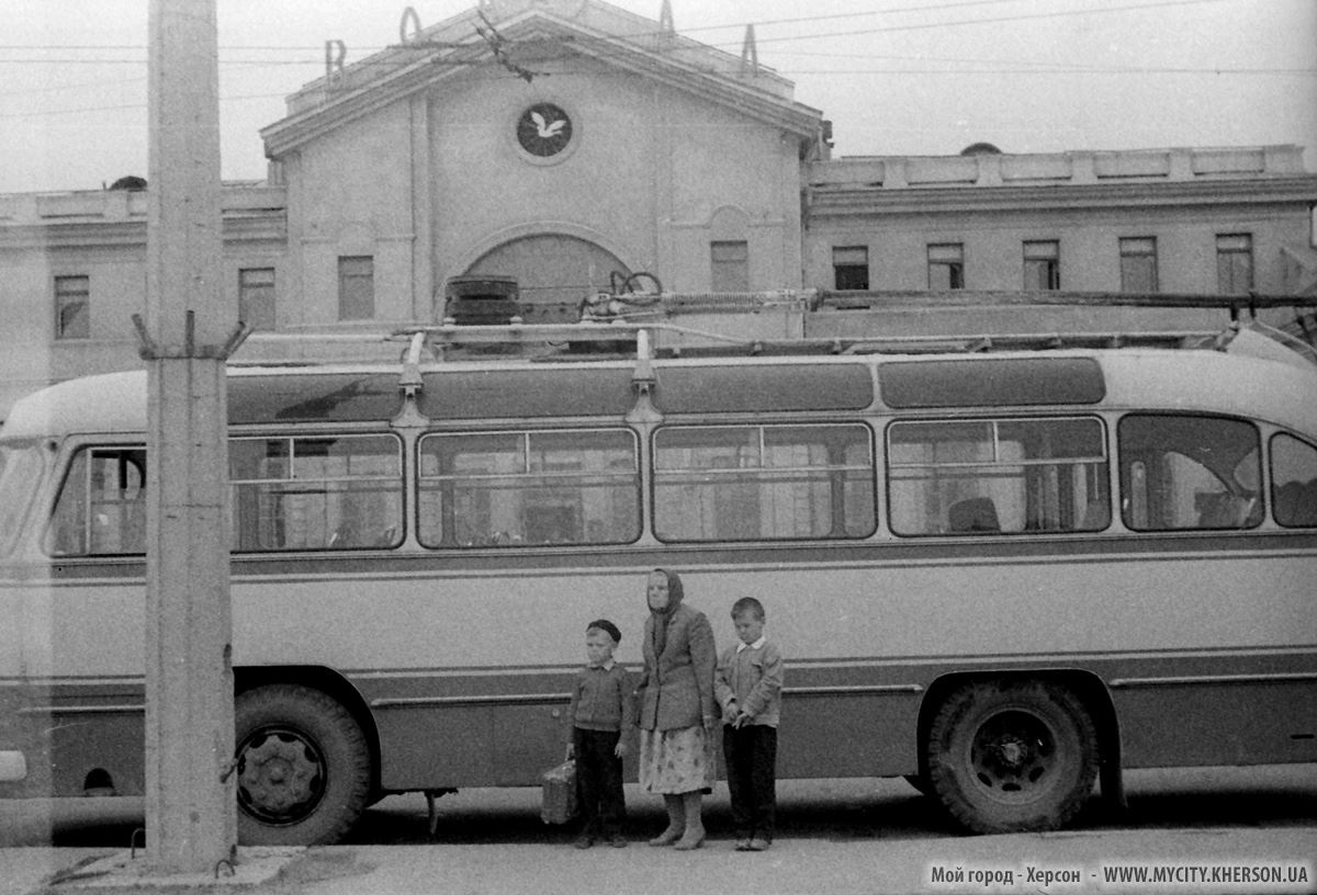 Тролейбус на вокзальній площі в Херсоні, 1961 рік