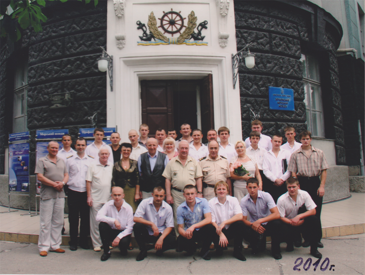 Випуск ХДМА 2010 року. Микола Бідуля — в центрі другого ряду