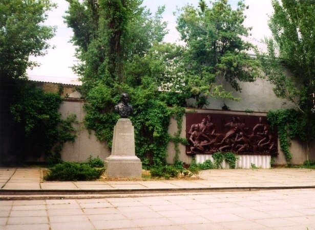 Бюст Суворова до 2003 року