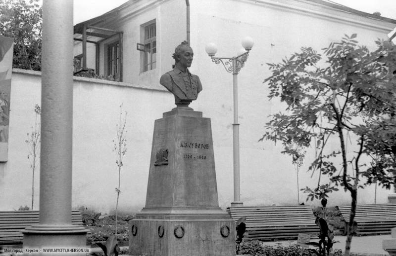 Бюст Суворову на старому місці, 1953 рік