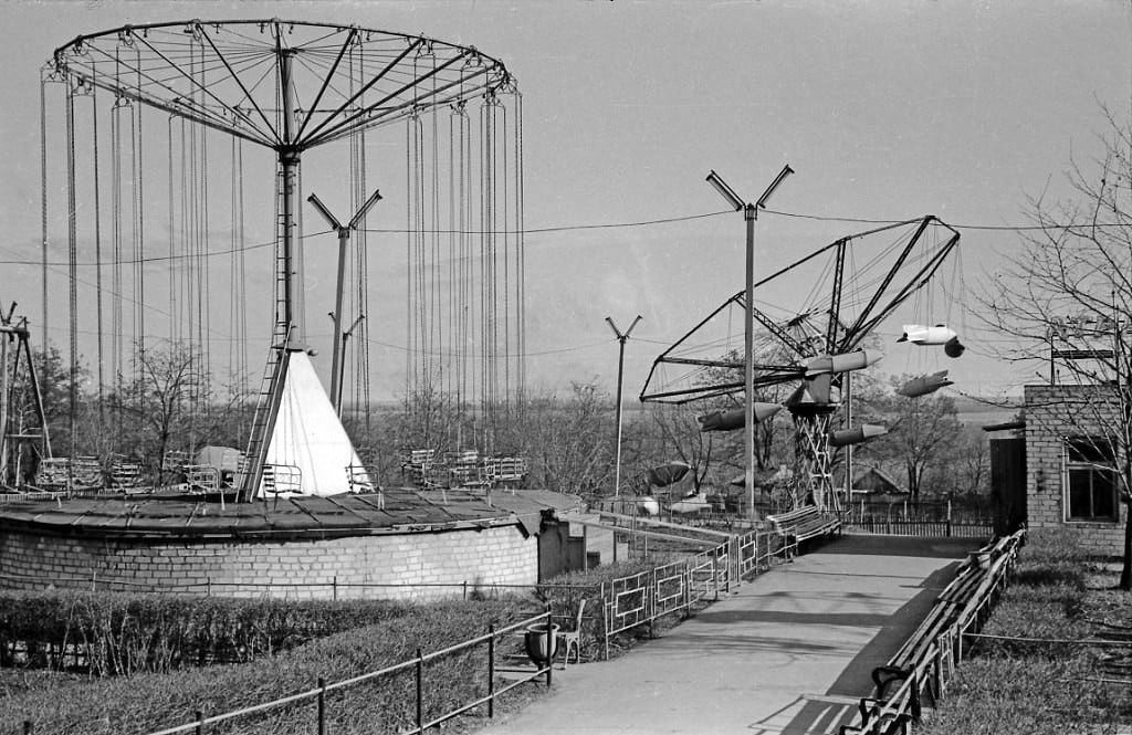 Каруселі поблизу танцмайданчику «Юность», 1979 рік. Фото з групи «Старий Херсон»