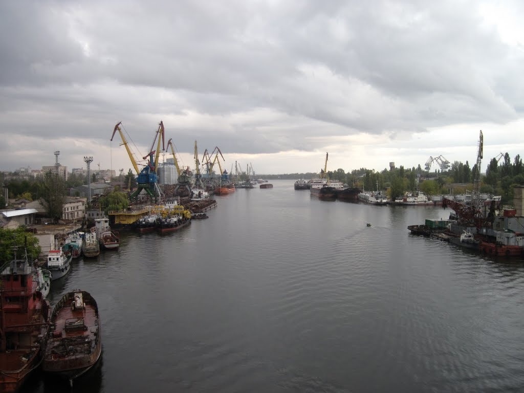Вид з мосту, який веде до Острова