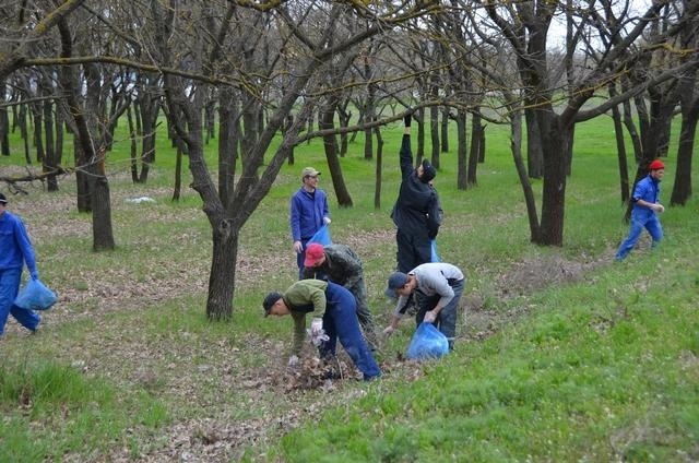 Мешканці прибирають у сквері «Дубки»