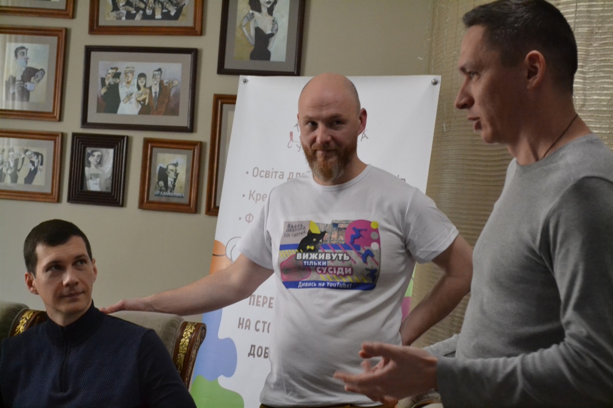 Денис Суханов (праворуч) розповідає про досвід добросусіда