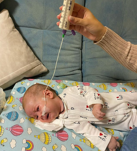 У Марійки хвороба відібрала шию, ніжки, і можливість самостійно їсти. Фото від 2 листопада. 