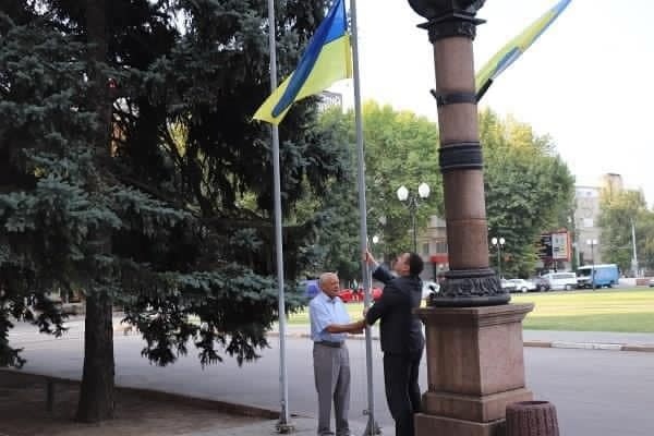 Юрій Гусєв та Михайло Кушнеренко піднімають прапор 04.09.2019