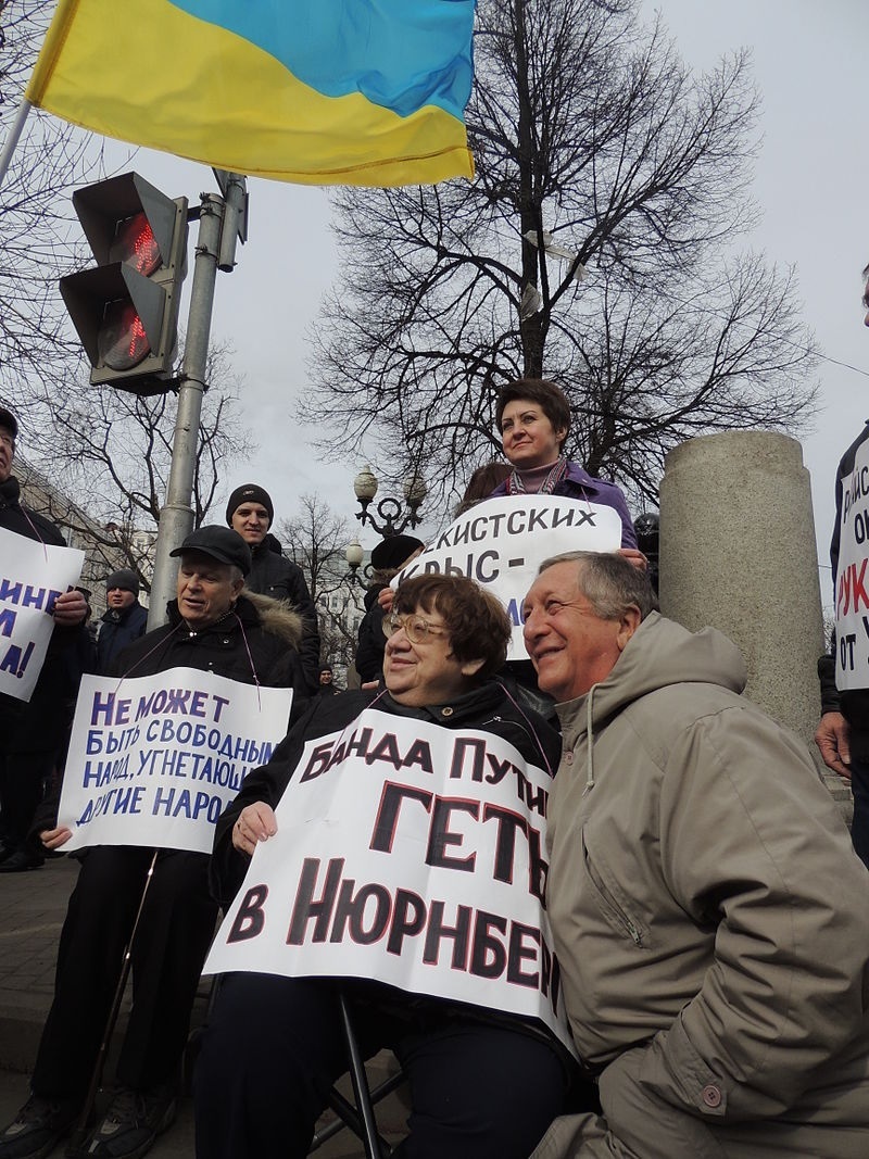 Валерія Новодворська та Костянтин Боровий на антивоєнному марші в Москві. 15 березня 2014 року, Страсний бульвар