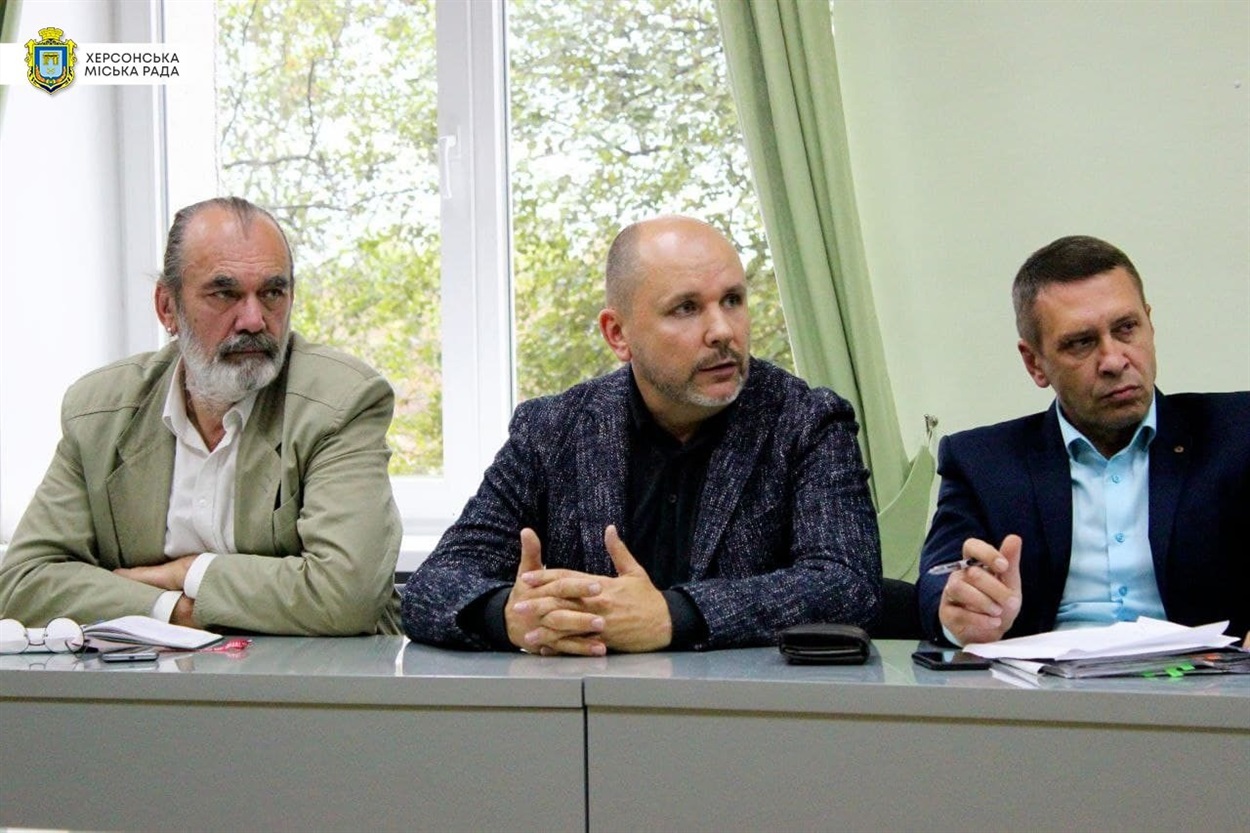 (зліва направо) Головний архітектор міста Ігор Юрчак, директор Департаменту містобудування, архітектури та земельних ресурсів Херсонської міської ради Михайло Жаров, в.о. директора Департаменту міського господарства Віталій Лисенко