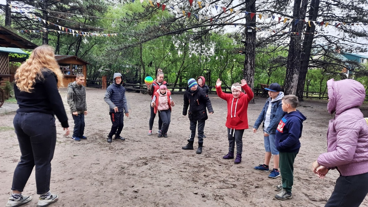 Діти центру "Софія" під час відпочинку займають в ігровій формі та розвивають навички