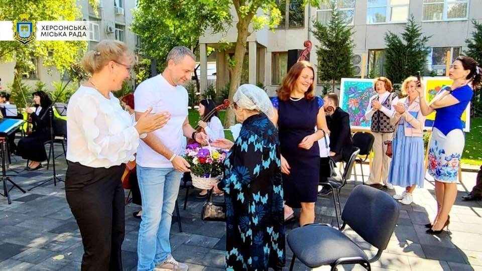Ігор Колихаєв, Галина Лугова та Світлана Думинська вітають Почесну громадянку Херсона Олену Рибальченко