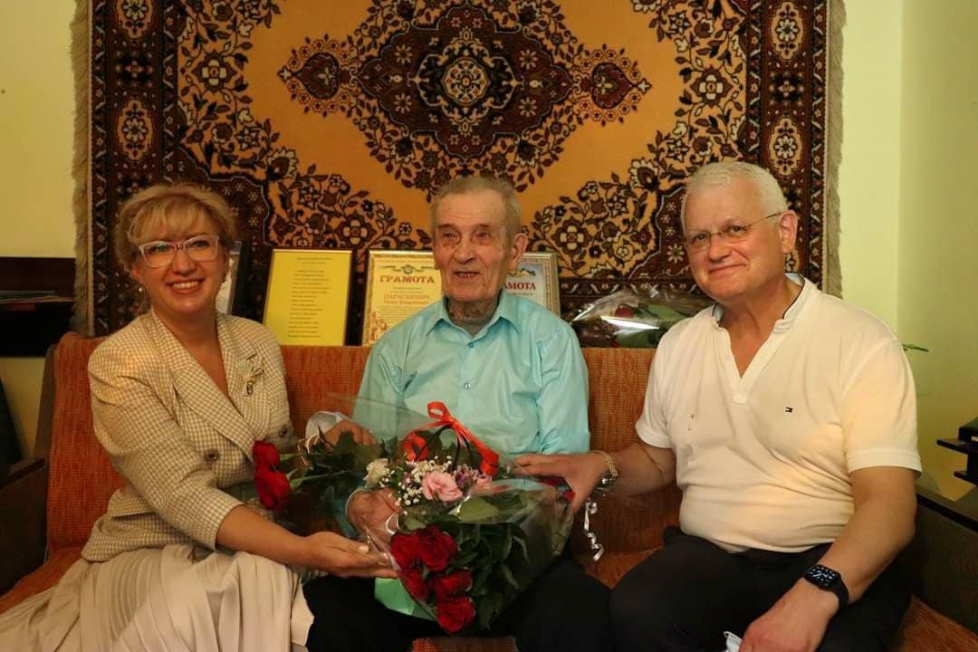 Павло Параскевич (посередині), Галина Лугова та Олександр Співаковський вітають пана Павла зі 100-річчям