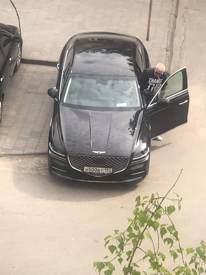 Авто Сергія Гармаша поблизу кафе у 2021 році