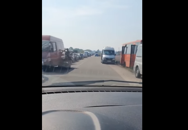 Черга на виїзд з окупованої території через Василівку. Кадр з відео