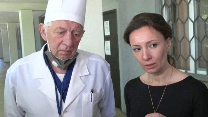 Бурдовіцин разом із депутатом російської Думи Анною Кузнєцовою.
