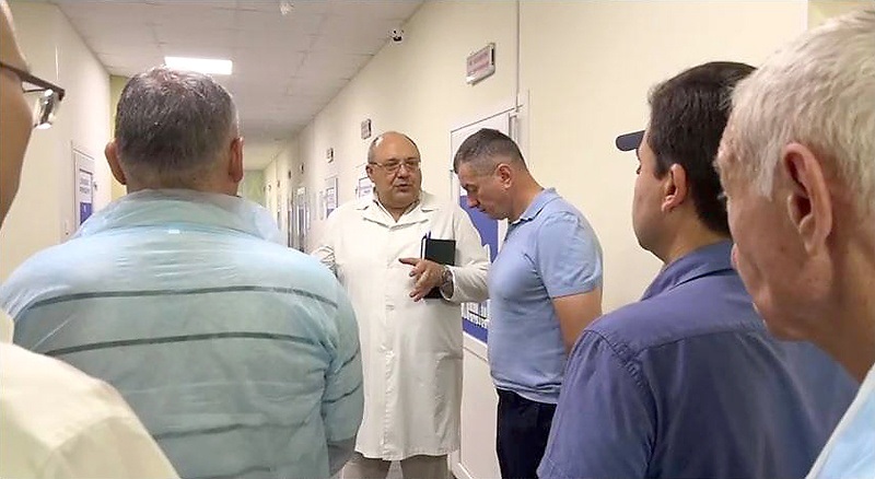 Ларіонов спілкується з «головою уряду» Херсонської області Єлісєєвим під час його візиту до лікарні. Поряд із ним також можна впізнати зі спини «міністра» охорони здоров’я окупаційної адміністрації Ільмієва та заступника гауляйтера Черевка.