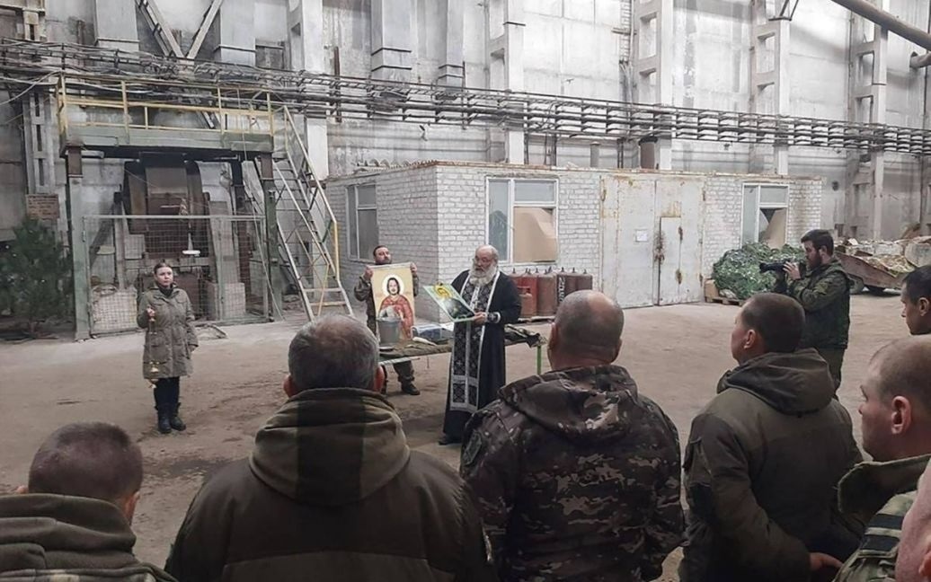 Фото, де начебто російським новобранцям показують ікону Стремоусова