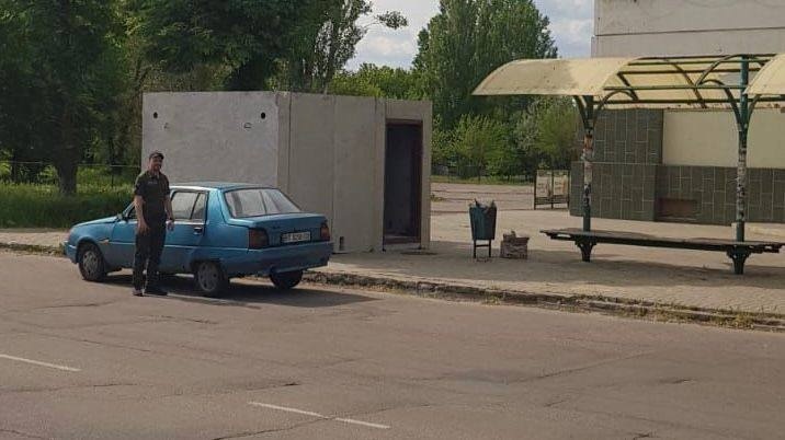 Одне з укриттів на зупинці в Херсоні