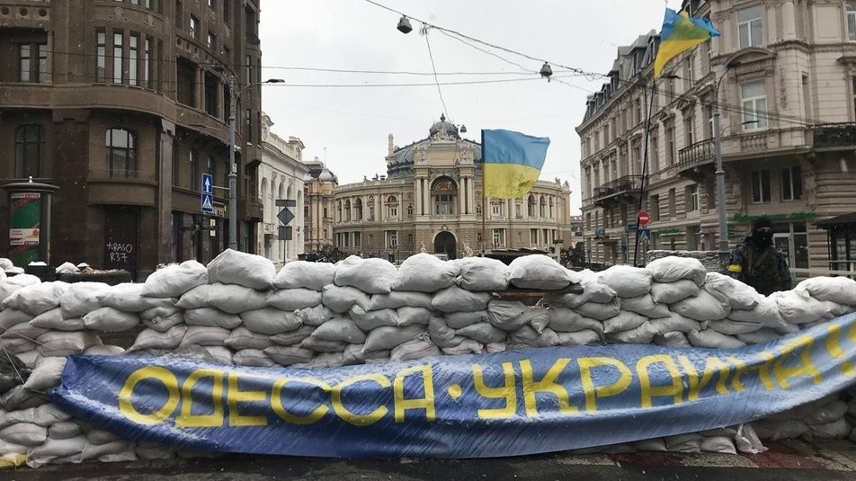 Барикади у центрі Одеси на початку повномасштабної війни. 
