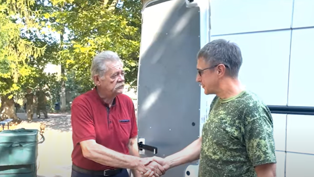 Скрін із пропагандиського відео. Підозрюваний дякує окупантам за "допомогу" лікарні