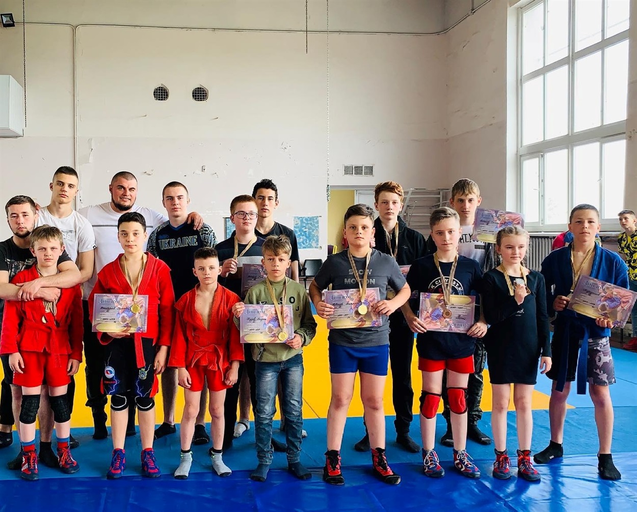 Володимир з колегами та вихованцями у залі в Обласному палаці молоді