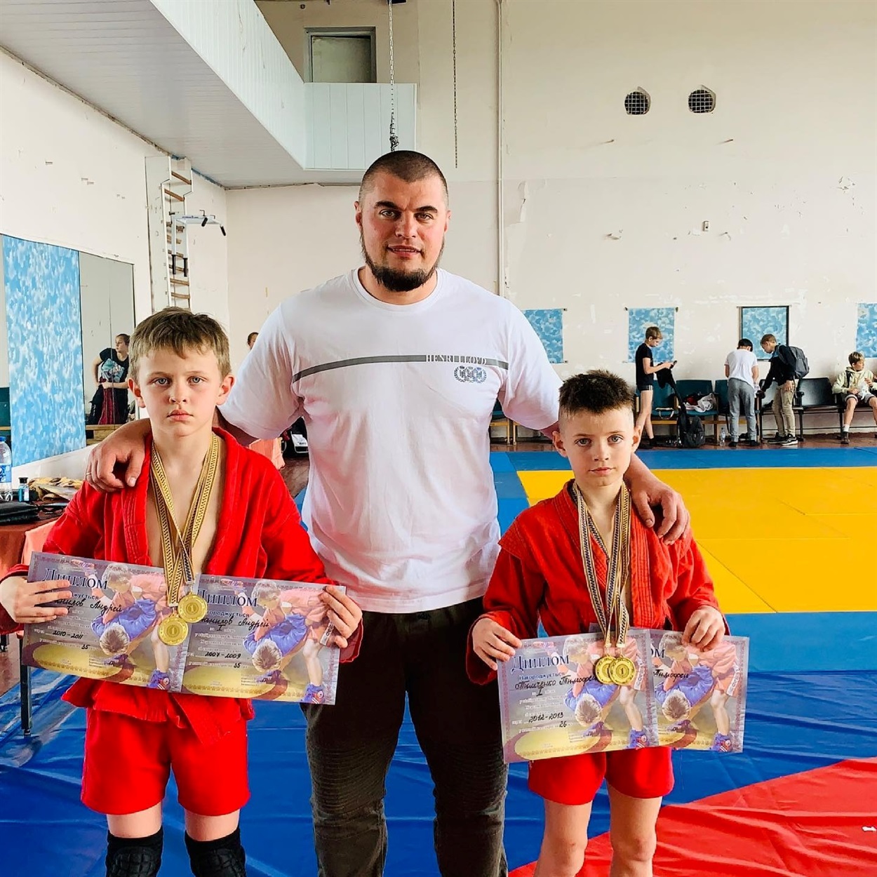 Володимио Тимченко з маленькими вихованцями-чемпіонами