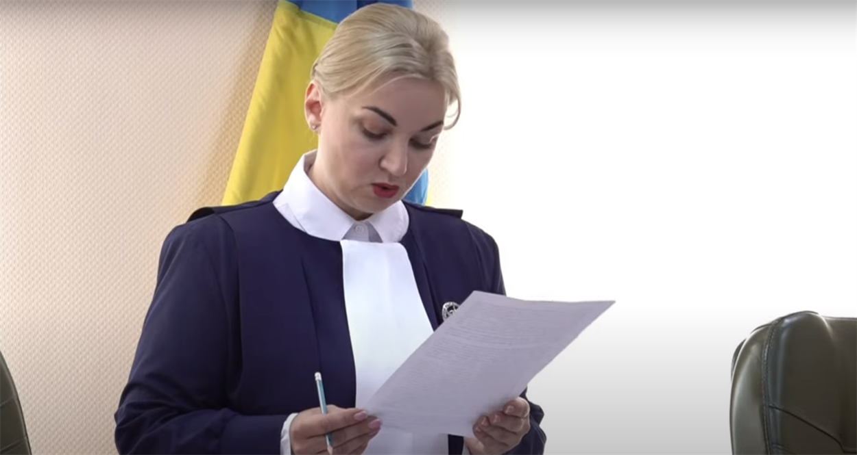 Суддя Дніпровського районного суду Києва оголошує вирок Владиславу Мангеру та Олексію Левіну