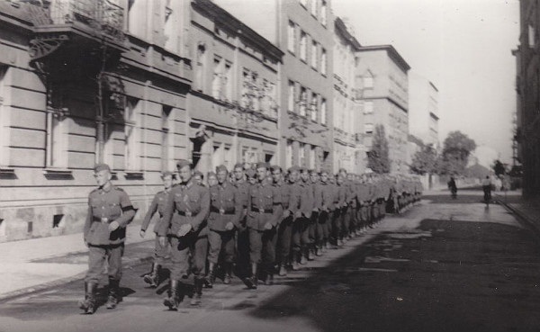  "Нахтіґаль" на вулицях Львова (хто впізнає місце, відпишіться в коментах). На чолі колони, схоже, Роман Шухевич. 