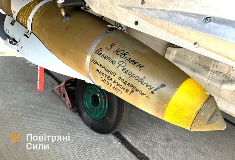Авіабомба з привітанням Валерія Залужного з днем народження Джерело: https://censor.net/ua/p3429784