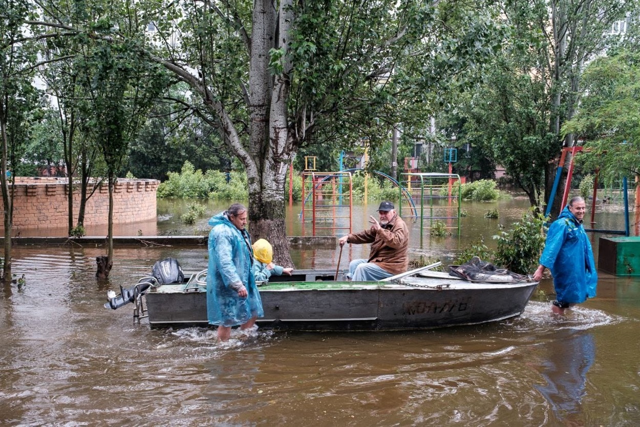 Брати Княжинські допомагають людям із порятунком від затоплення