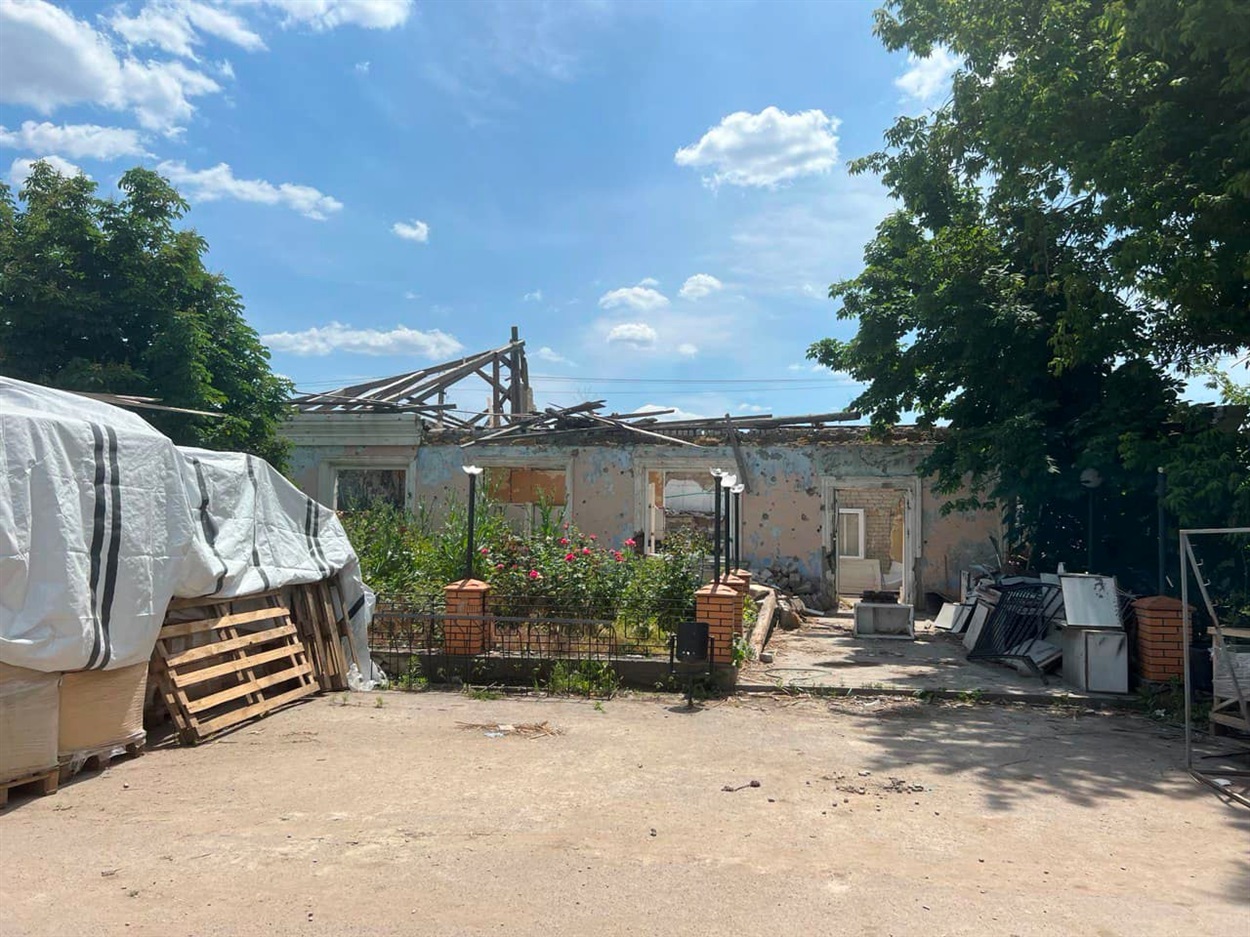 Одна з пошкоджених будівель у Посад-Покровському