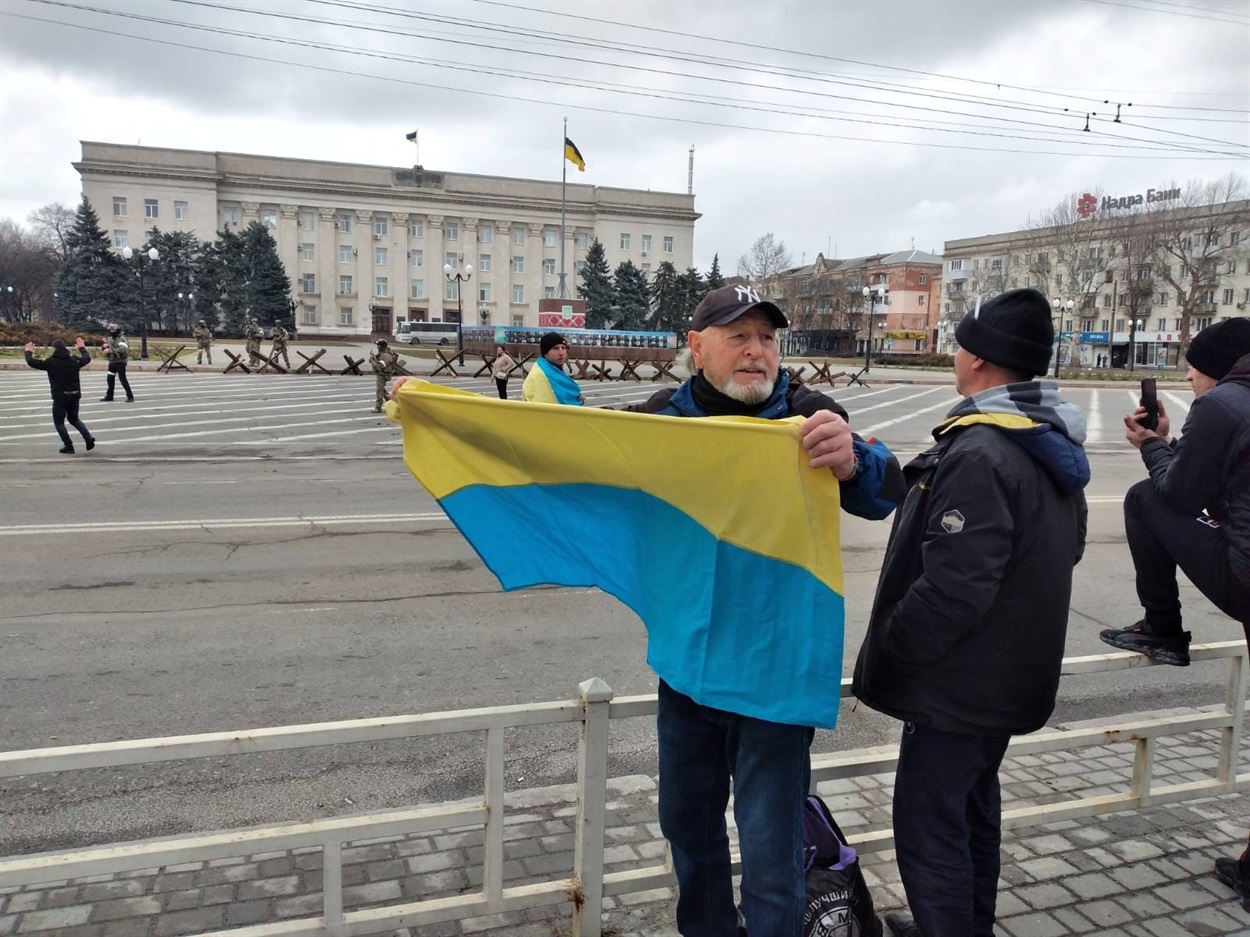 Маріо під час мирного мітингу у Херсоні
