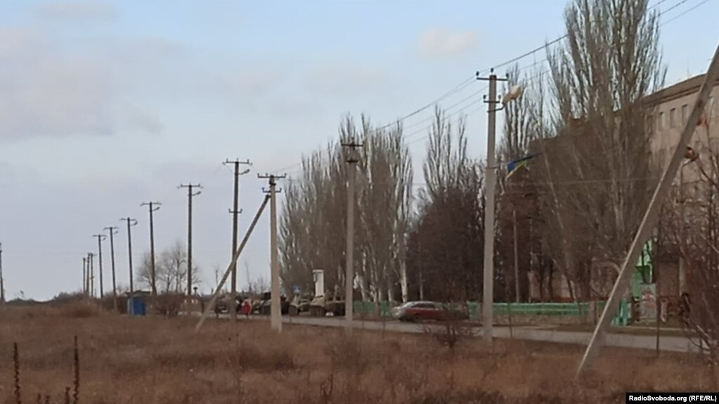 Російська військова техніка біля ПТУ №17 у Генічеську, 27 лютого 2022 року. 