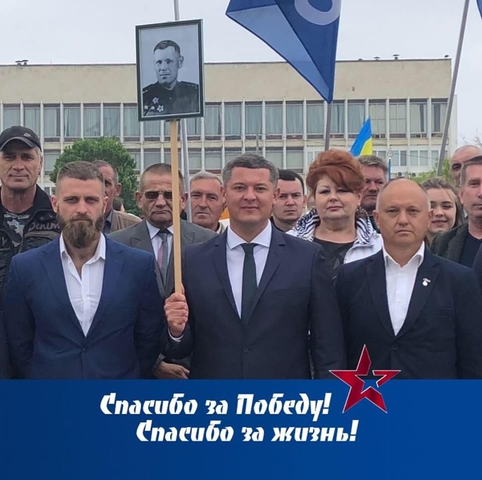 Єгор Устинов із «дідом на палі» посередині