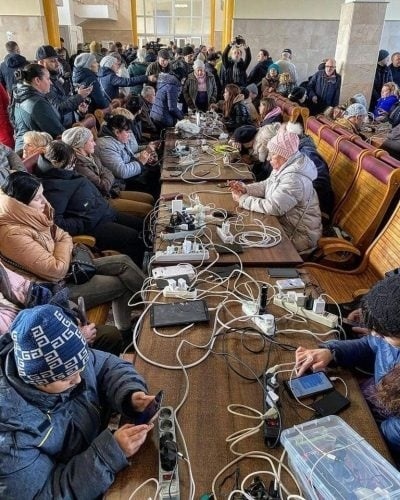 Херсонці на вокзалі заряджають гаджети, листопад 2022 року