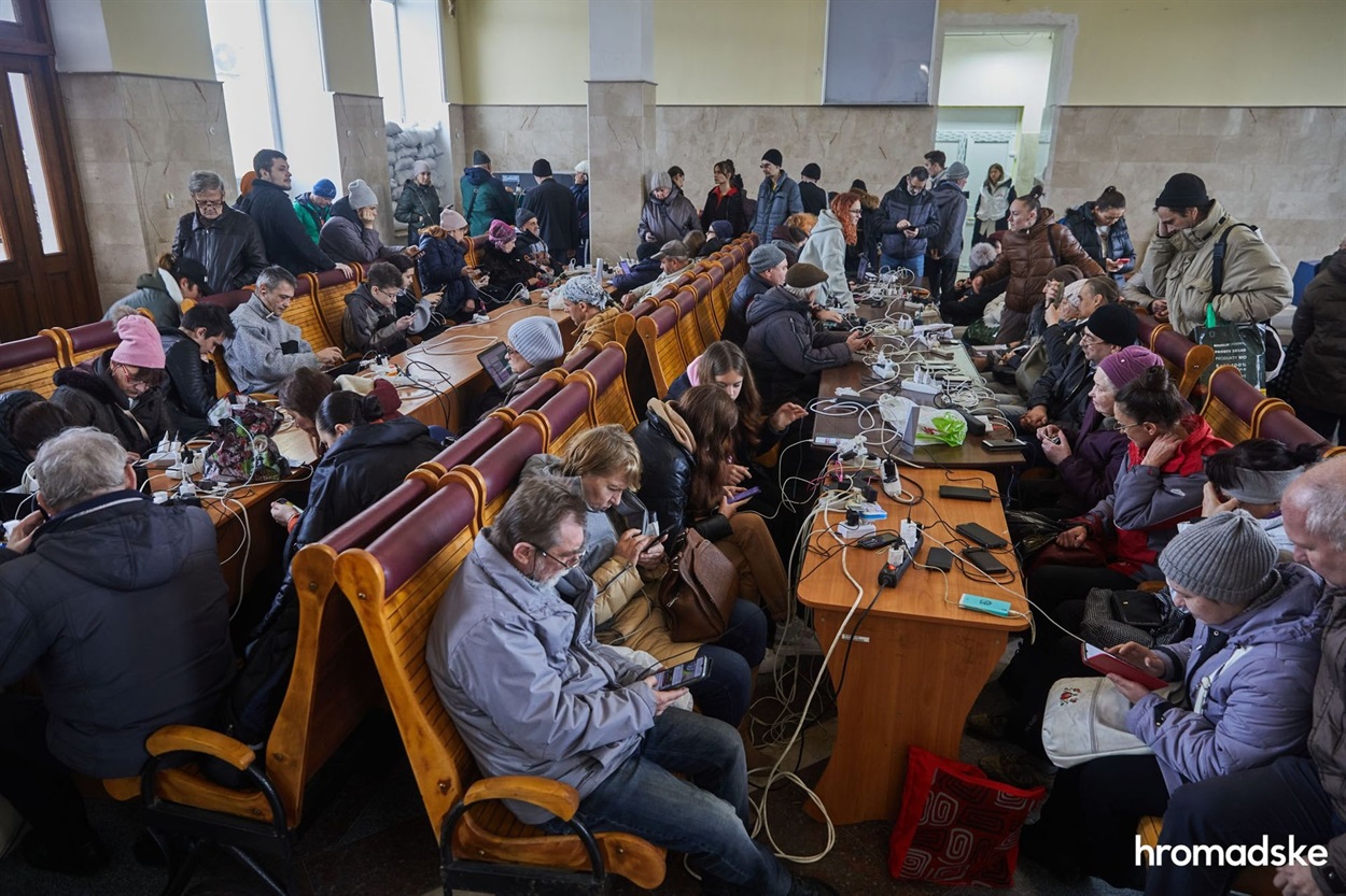 Херсонці на вокзалі заряджають гаджети, листопад 2022 року
