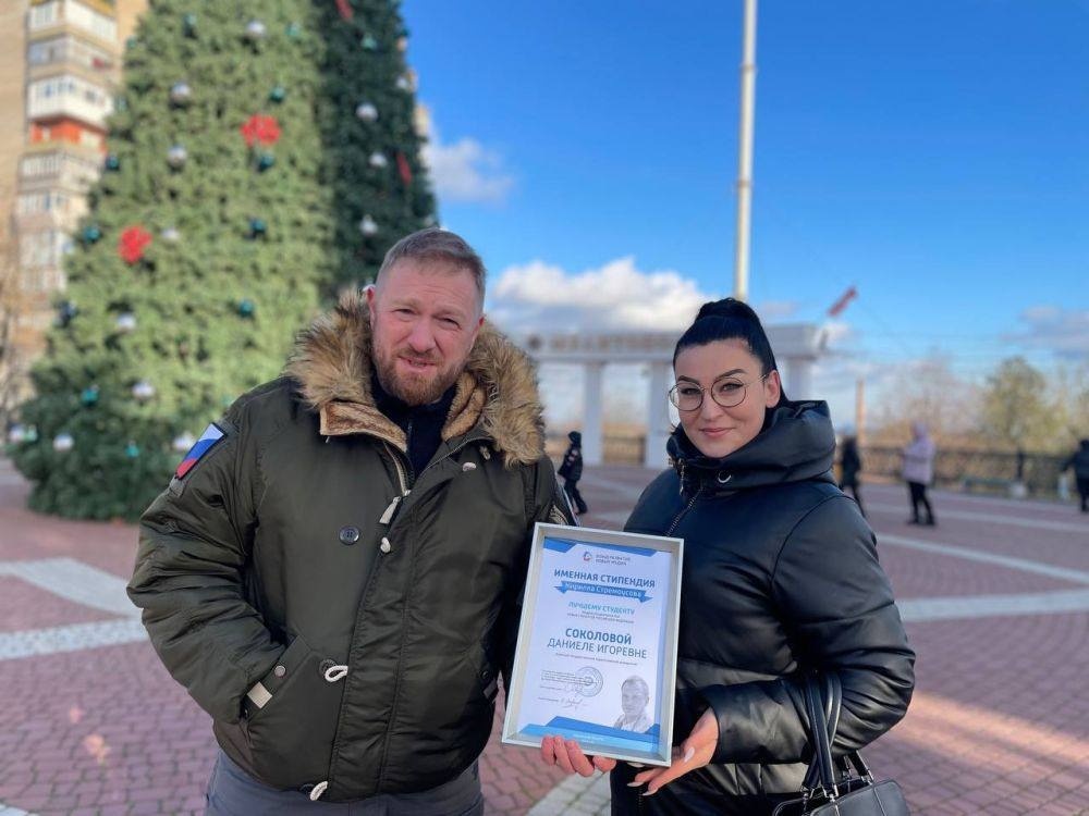 Даніела Соколова з пропагандистом Алєксандром Малькевичем в окупованому Бердянську.