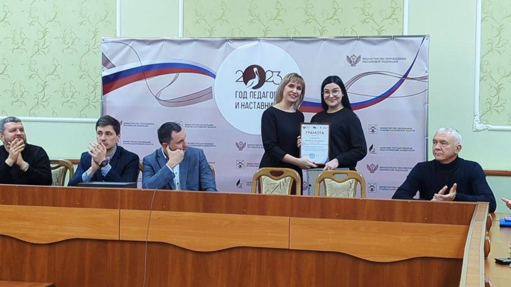 Даніелі Соколовій вручають диплом про іменну стипендію Стремоусова