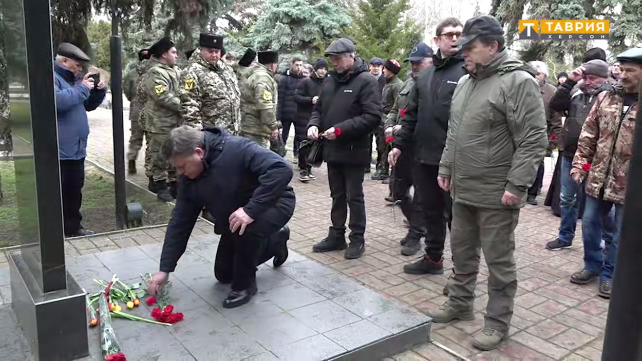Ігор Семенчев-старший під час окупації (покладає квіти)