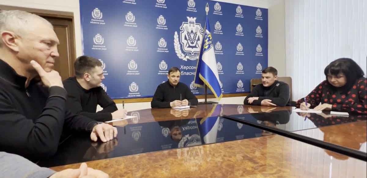 Ігор Семенчев молодший (другий праворуч) під час засідання колаборантів у березні 2022 року
