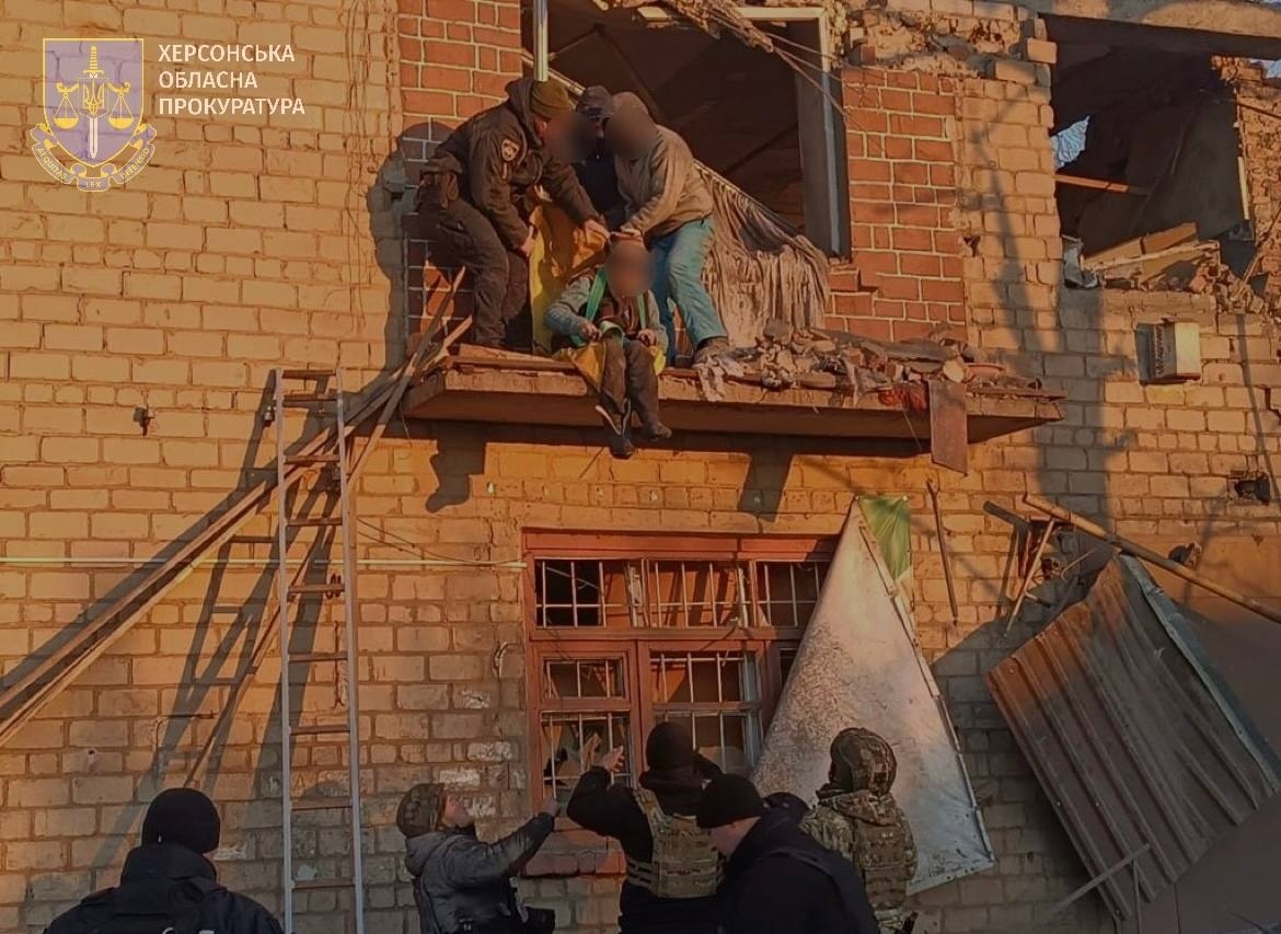 У Бериславі дістали з-під завалів будинку жінку