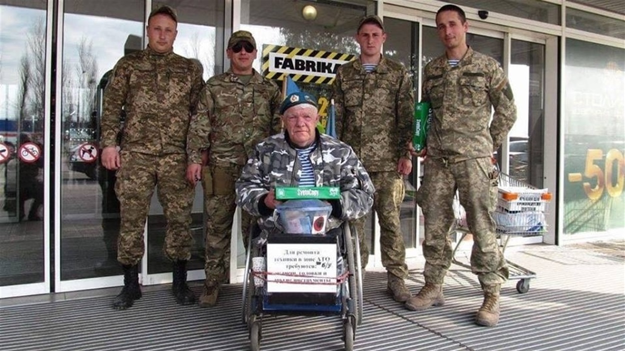 Григорій Янченко з військовими біля ТРЦ Фабрика у Херсоні (до окупації)