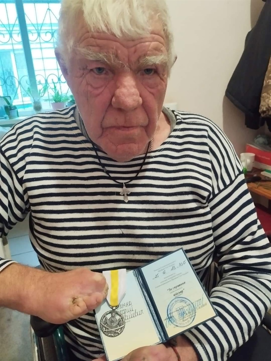Григорій Янченко з нагородою від Валерія Залужного