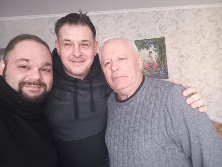 Чоловіки, з якими Тарас Букрєєв перебував у катівнях. Фото зроблено вже після звільнення в Херсоні