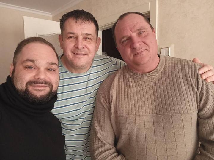 Чоловіки, з якими Тарас Букрєєв перебував у катівнях. Фото зроблено вже після звільнення в Херсоні