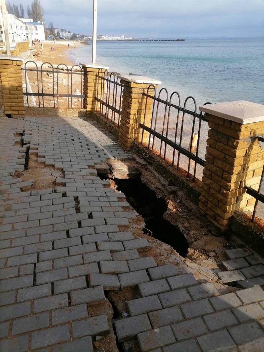 Стан пішохідної зони поблизу пляжу «Динамо» у Феодосії