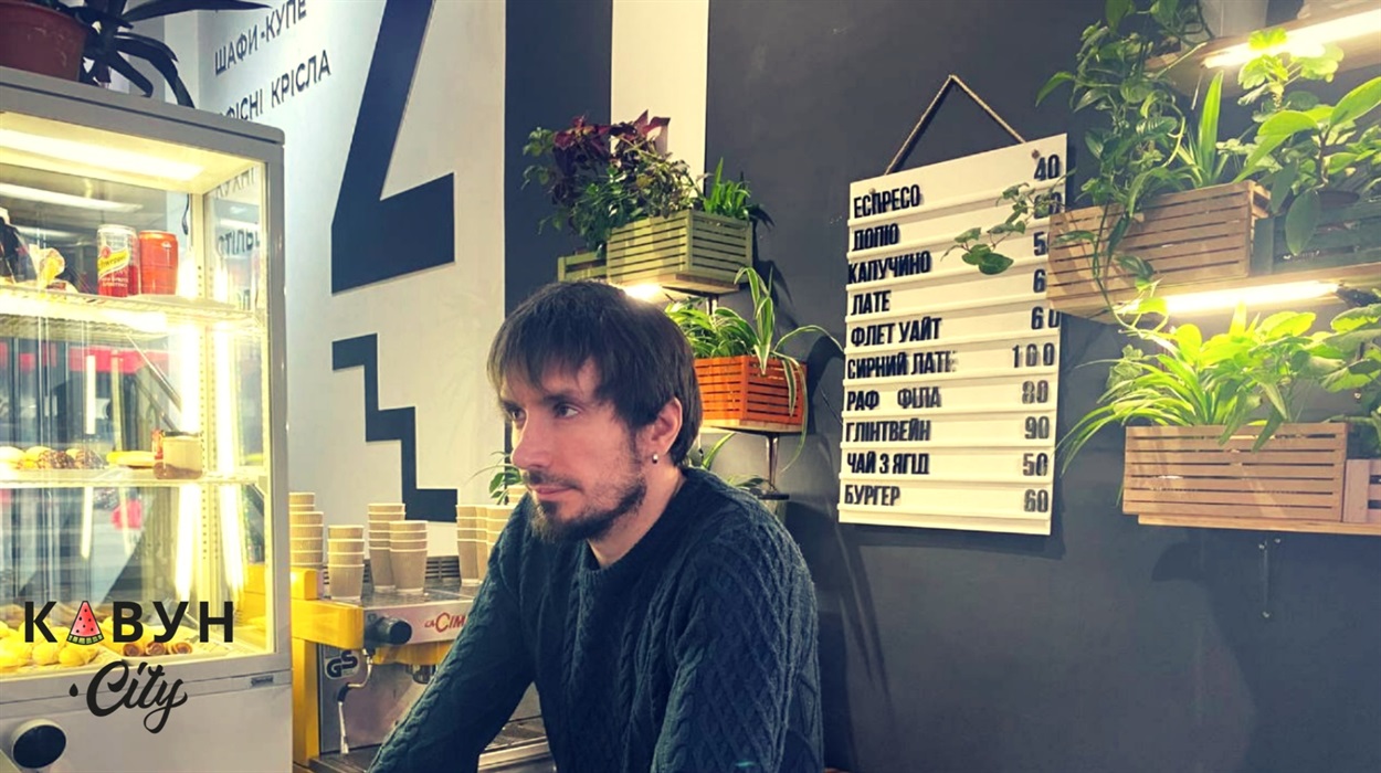 Платон за стійкою у кав'ярні