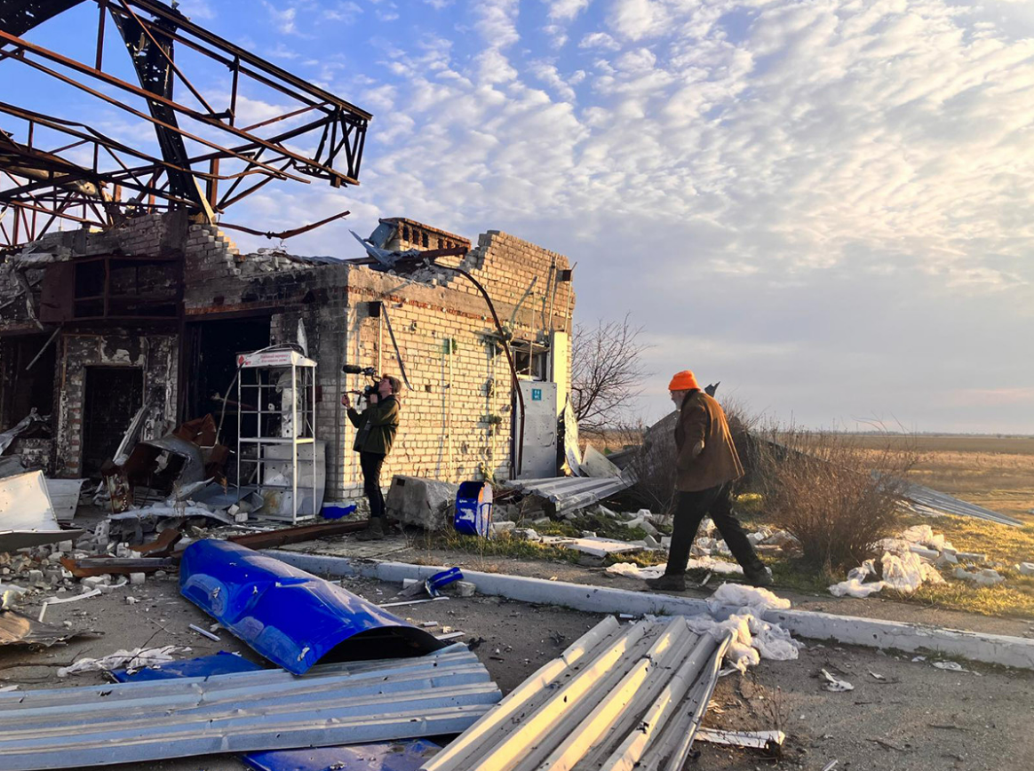 Кейлін Робертсон і Джон Суїні знімають поблизу Херсона («Під смертоносним небом»), 2023