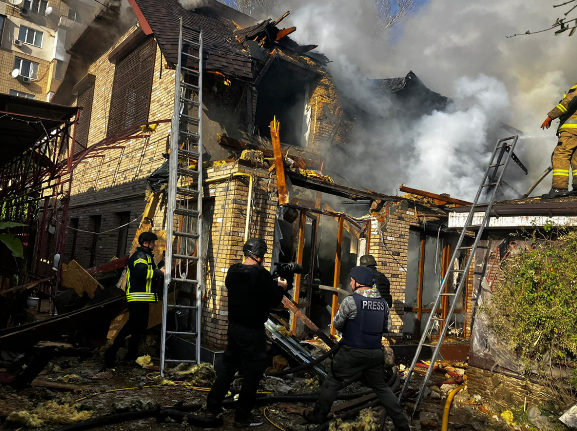 Режисер Пол Конрой під час зйомок документального фільму про життя в Херсоні у вересні 2023 року